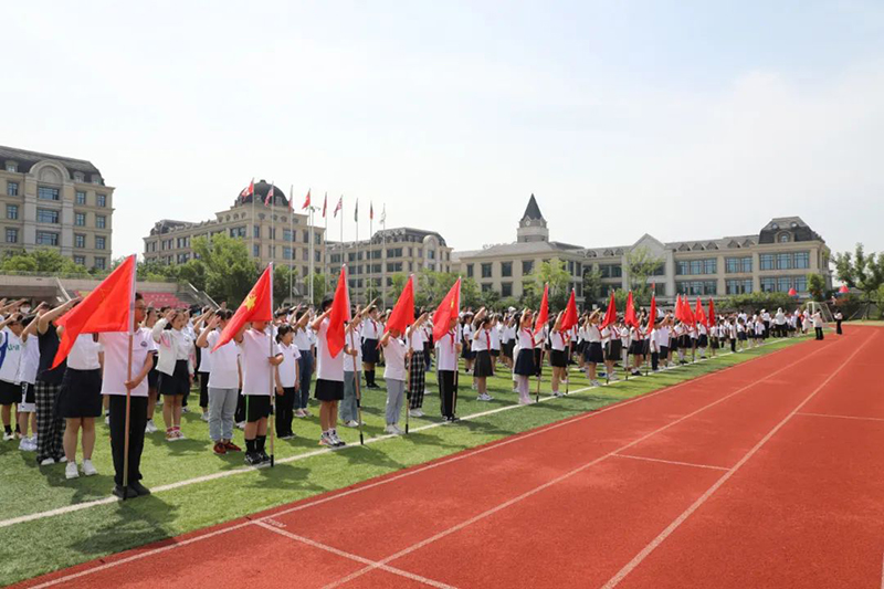 “紅領(lǐng)巾促成長(zhǎng)，少先隊(duì)員心向黨”——新華公學(xué)新隊(duì)員入隊(duì)儀式